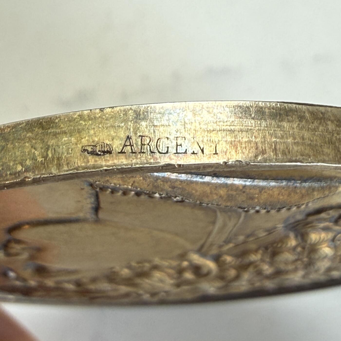 「木头集藏」章牌精品专场！ 1885年法国乌当市原盒镀金银章  直径：51mm，59g，边铭：丰饶角 ARGENT，非常罕见的一款玛丽安娜肖像银章，原盒正常使用。