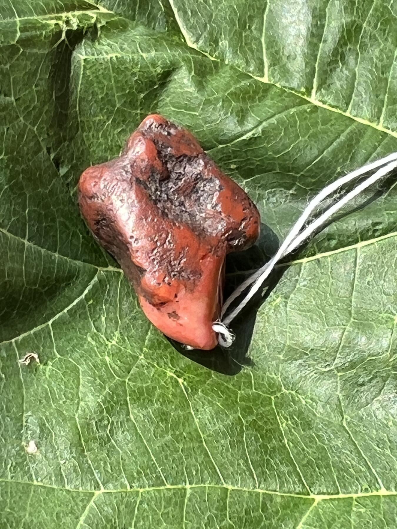 零元拍：自己打磨的一枚南红原石小吊坠，原生态，瓦西料。大概3.3克。