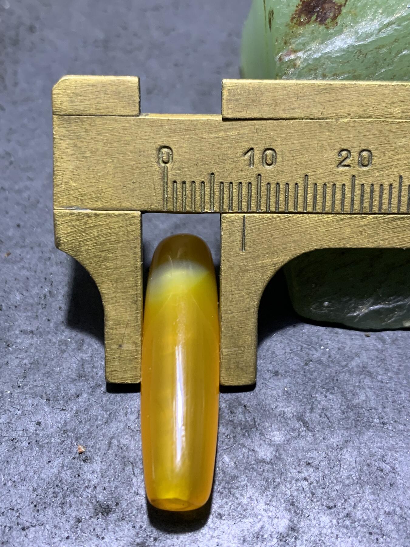 高玉化鸡油黄玛瑙通货随形桶珠一个，