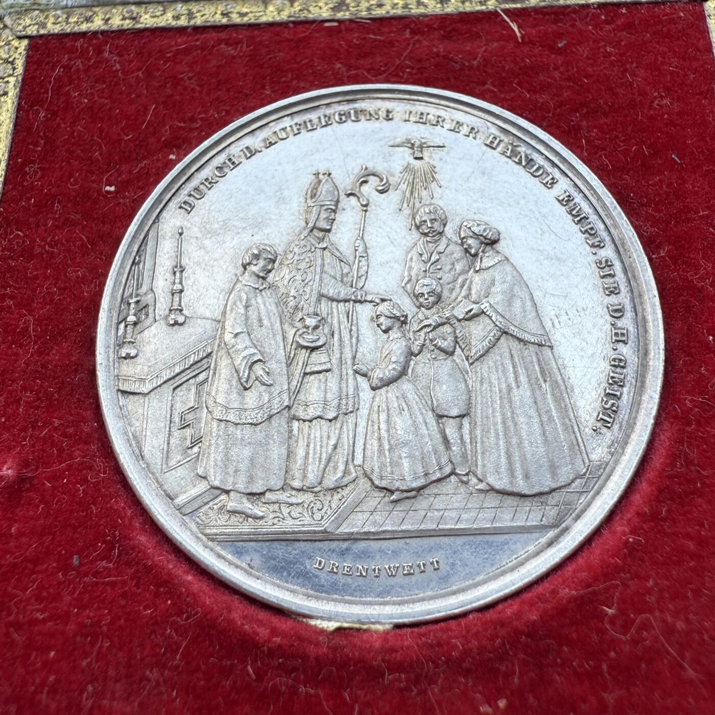 「木头集藏」章牌精品专场！ 圣母玛利亚宗教洗礼原盒银章，直径：34mm，11.5g，刻画细致，品相不错，原盒正常使用。