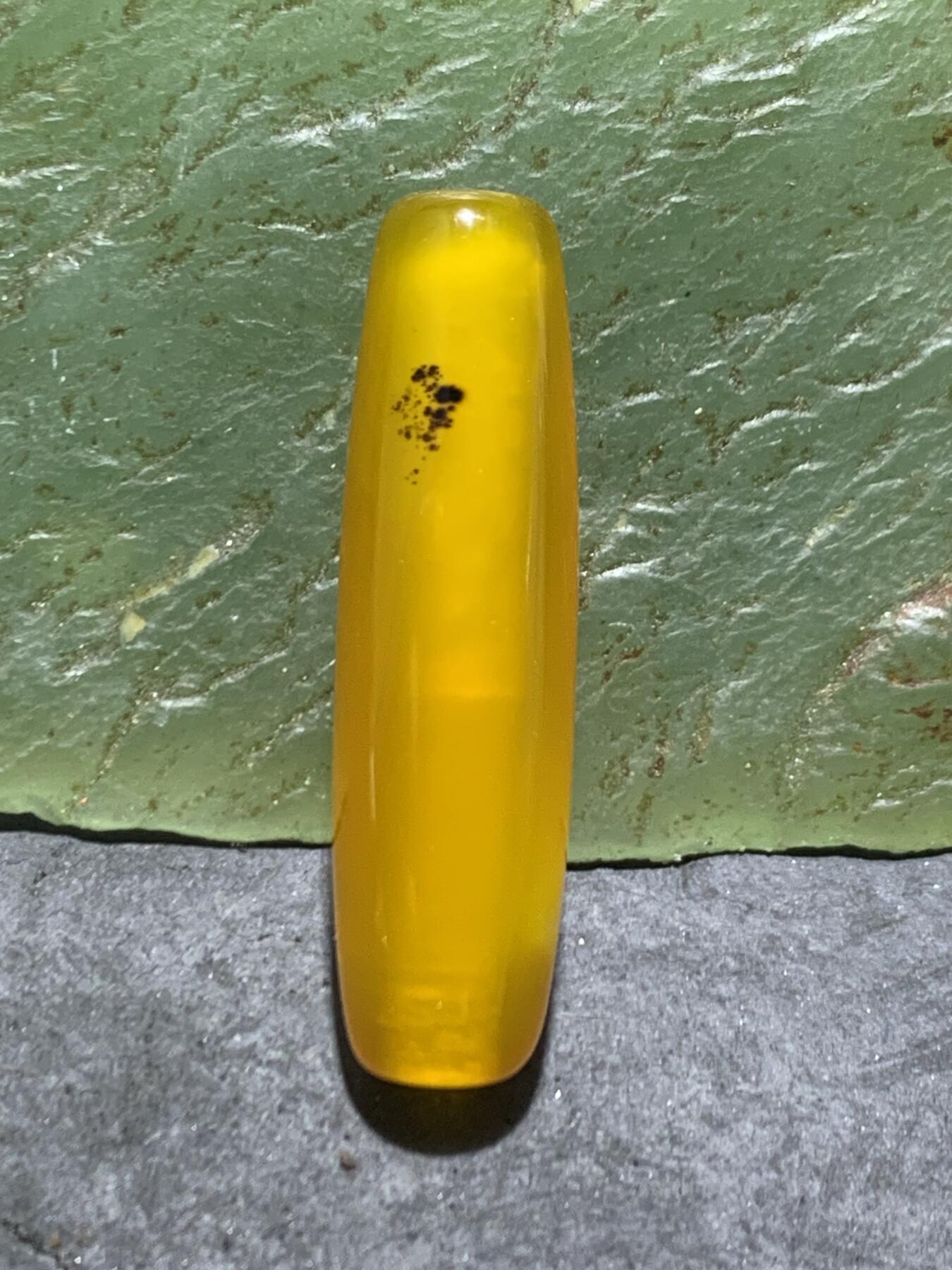 高玉化鸡油黄玛瑙通货随形桶珠一个，