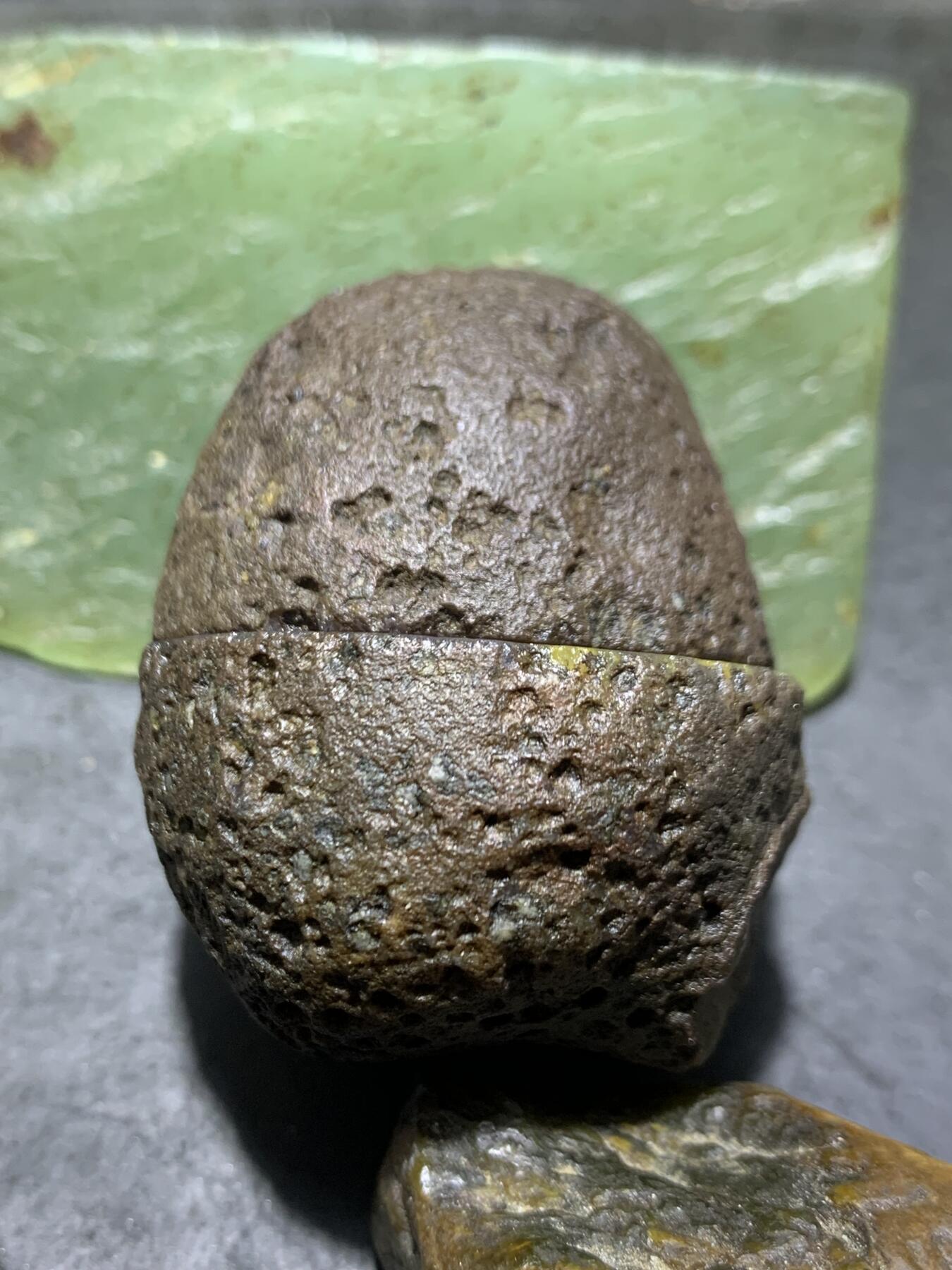 精美亚光原皮鸡油黄冻料战国红玛瑙对切原石摆件一对，
