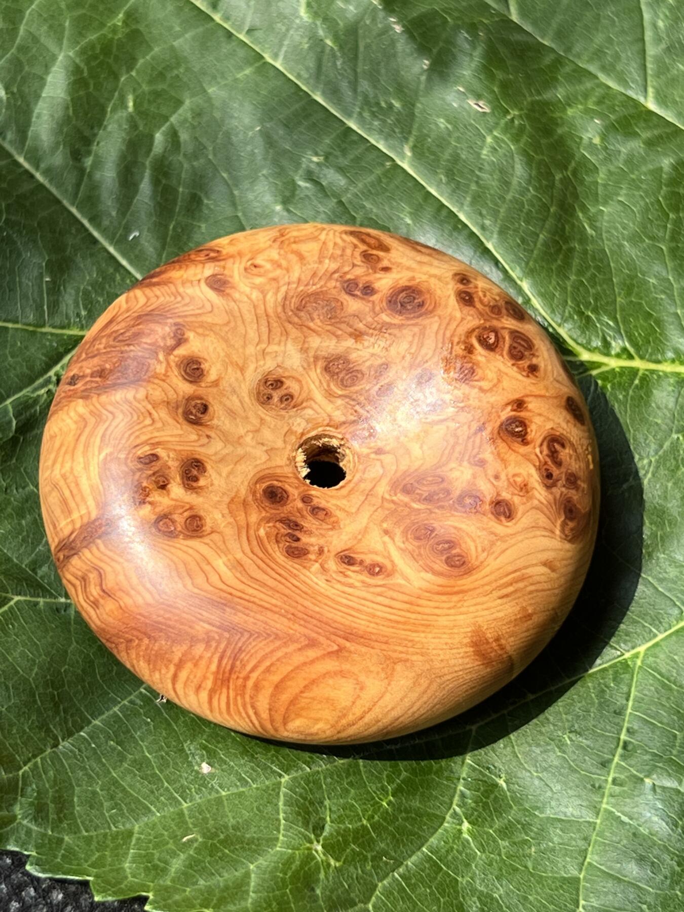 零元拍：崖柏满瘤花面包圈平安扣，尺寸直径5厘米，十年前的存货了，油性极大。