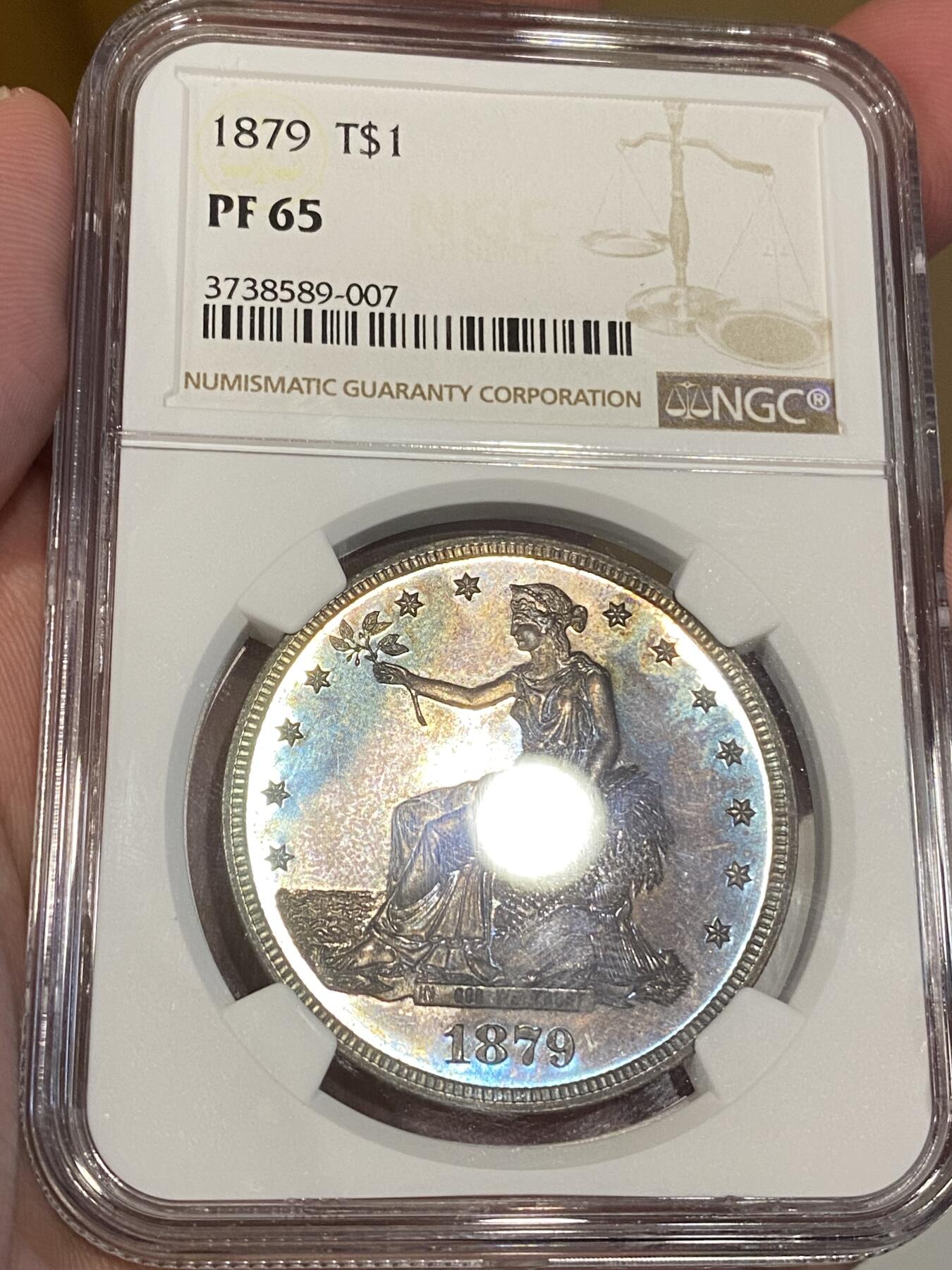 万国钱币拍卖第051期 NGC PF65 1879美国精制拿花贸易银一美元 1879拿花是只有精制发行的年份 且只发行了1541枚 而由于美国人的洗币习惯 此种原味五彩留存至今更是难得 超强镜面感 放在盒子里也仿佛能感受到其边齿的割手感 无论分数还是状态非常到位的一枚
