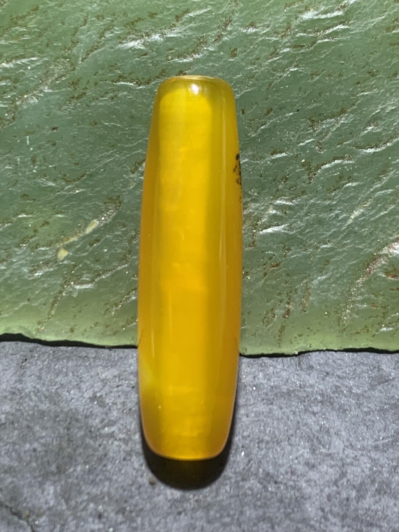 高玉化鸡油黄玛瑙通货随形桶珠一个，