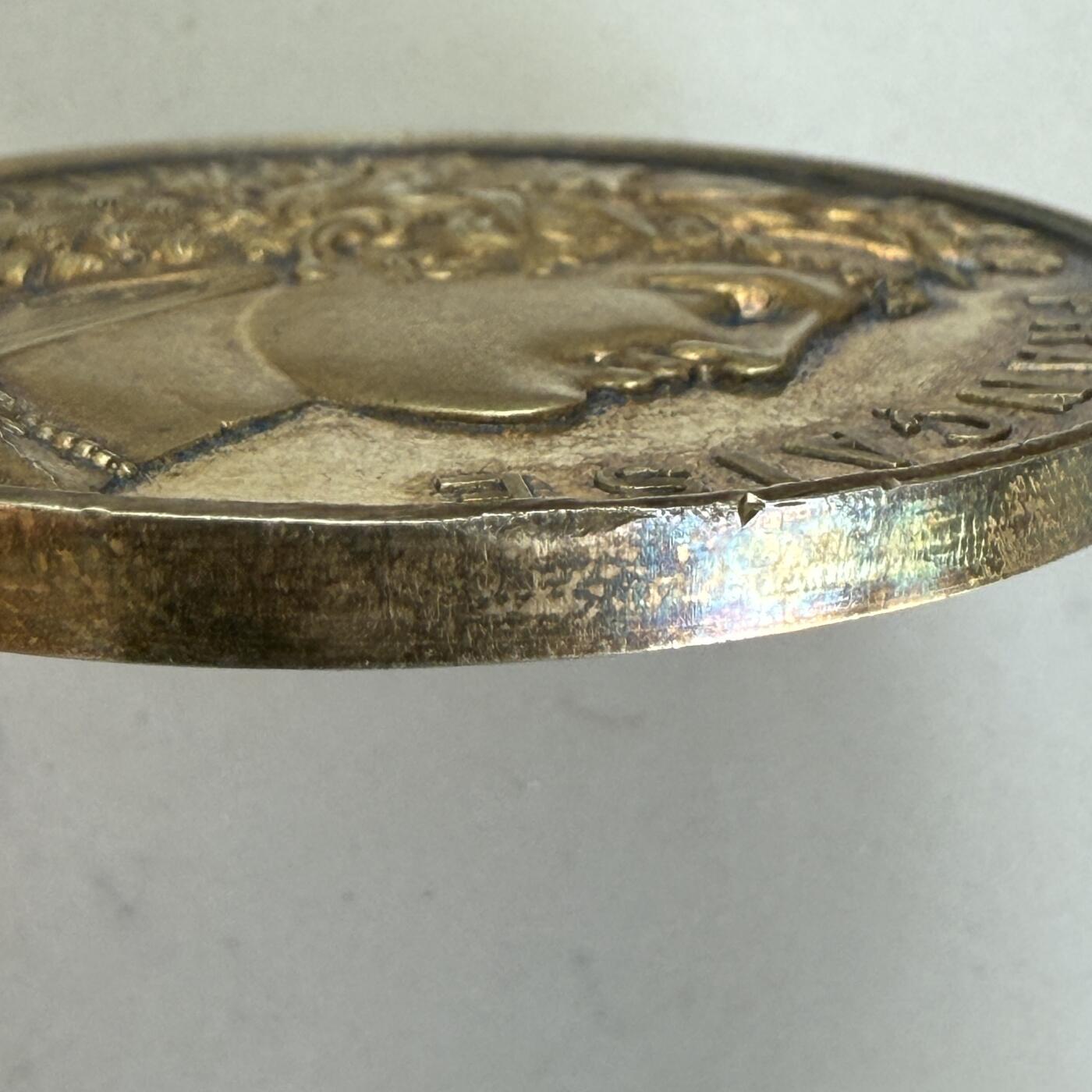 「木头集藏」章牌精品专场！ 1885年法国乌当市原盒镀金银章  直径：51mm，59g，边铭：丰饶角 ARGENT，非常罕见的一款玛丽安娜肖像银章，原盒正常使用。