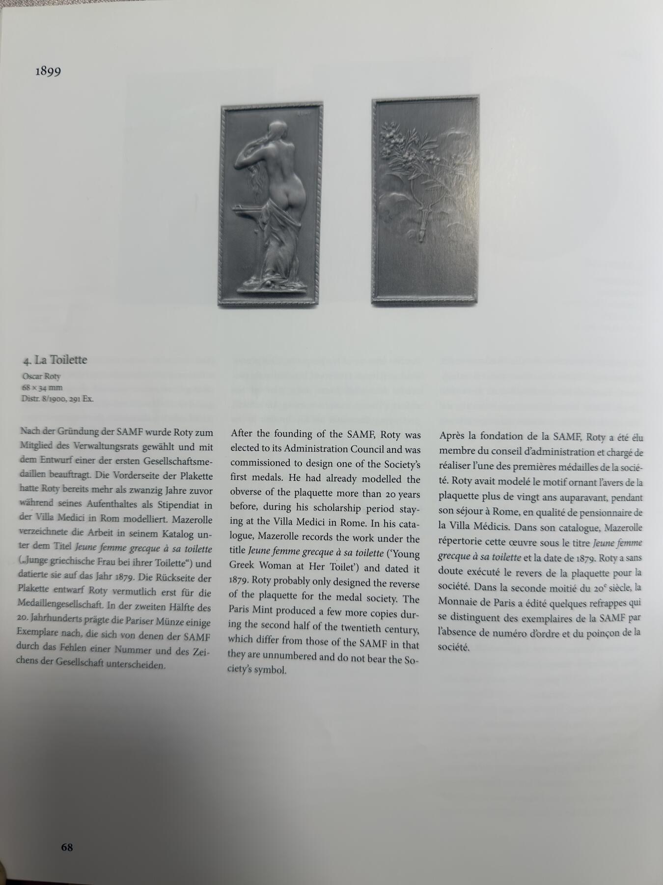 「木头集藏」章牌精品专场！ O Roty～法国SAMF协会4号作品 “梳妆” 铜章，MS62 ，法兰西章牌之友协会（SAMF）1900年发行，35*69mm，铜章发行量仅171枚，边铭丰饶角+BRONZE+火蝾螈+限量编号10，编号非常靠前。大师罗蒂唯一一枚协会作品。  SAMF协会章是法国新艺术章牌最杰出的代表，历来受到章牌收藏者的追捧。