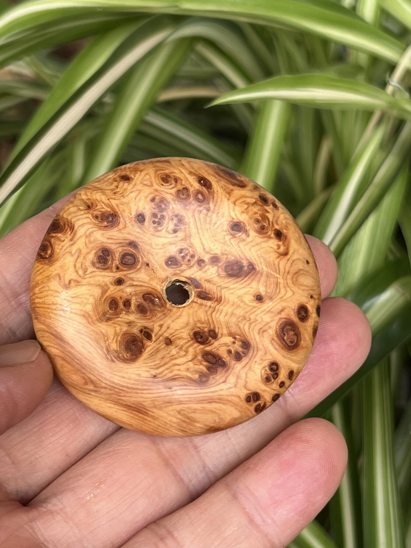 零元拍：崖柏满瘤花面包圈平安扣，尺寸直径5厘米，十年前的存货了，油性极大。