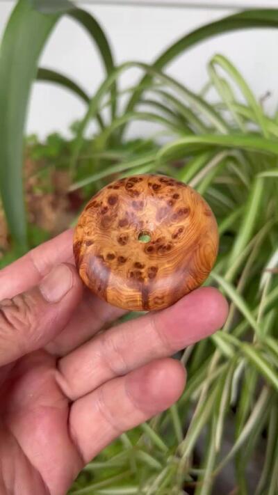 零元拍：崖柏满瘤花面包圈平安扣，尺寸直径5厘米，十年前的存货了，油性极大。