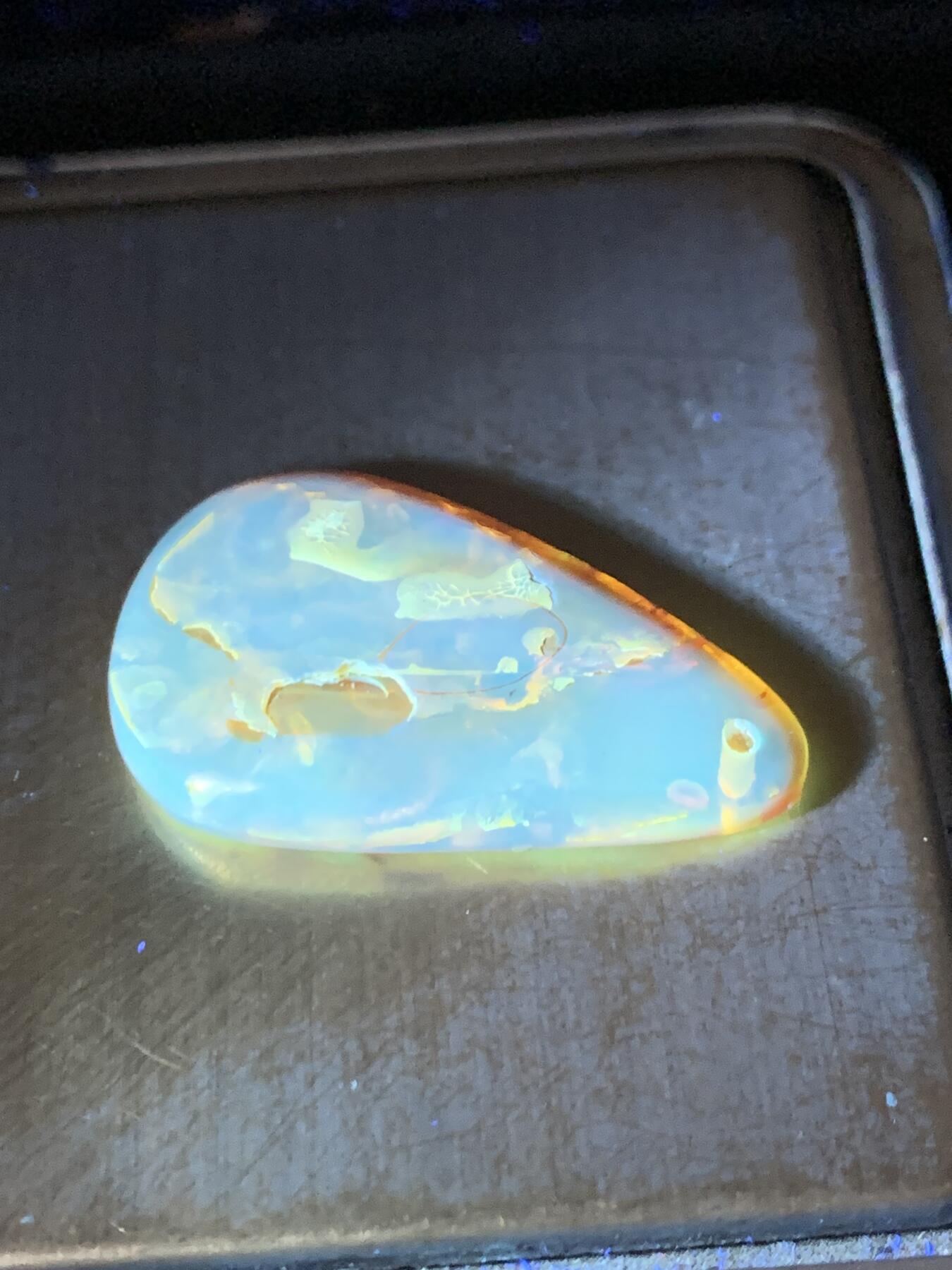乌克兰花珀通货水滴形吊坠一个，