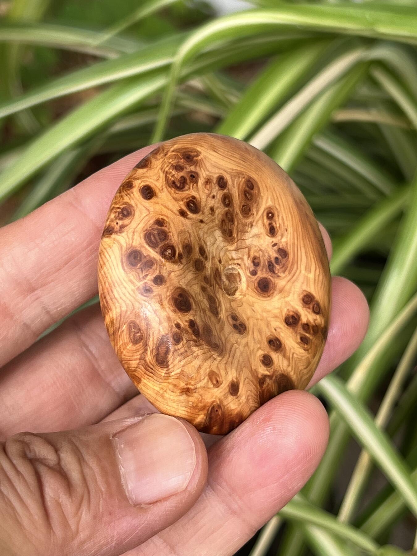 零元拍：崖柏满瘤花面包圈平安扣，尺寸直径5厘米，十年前的存货了，油性极大。