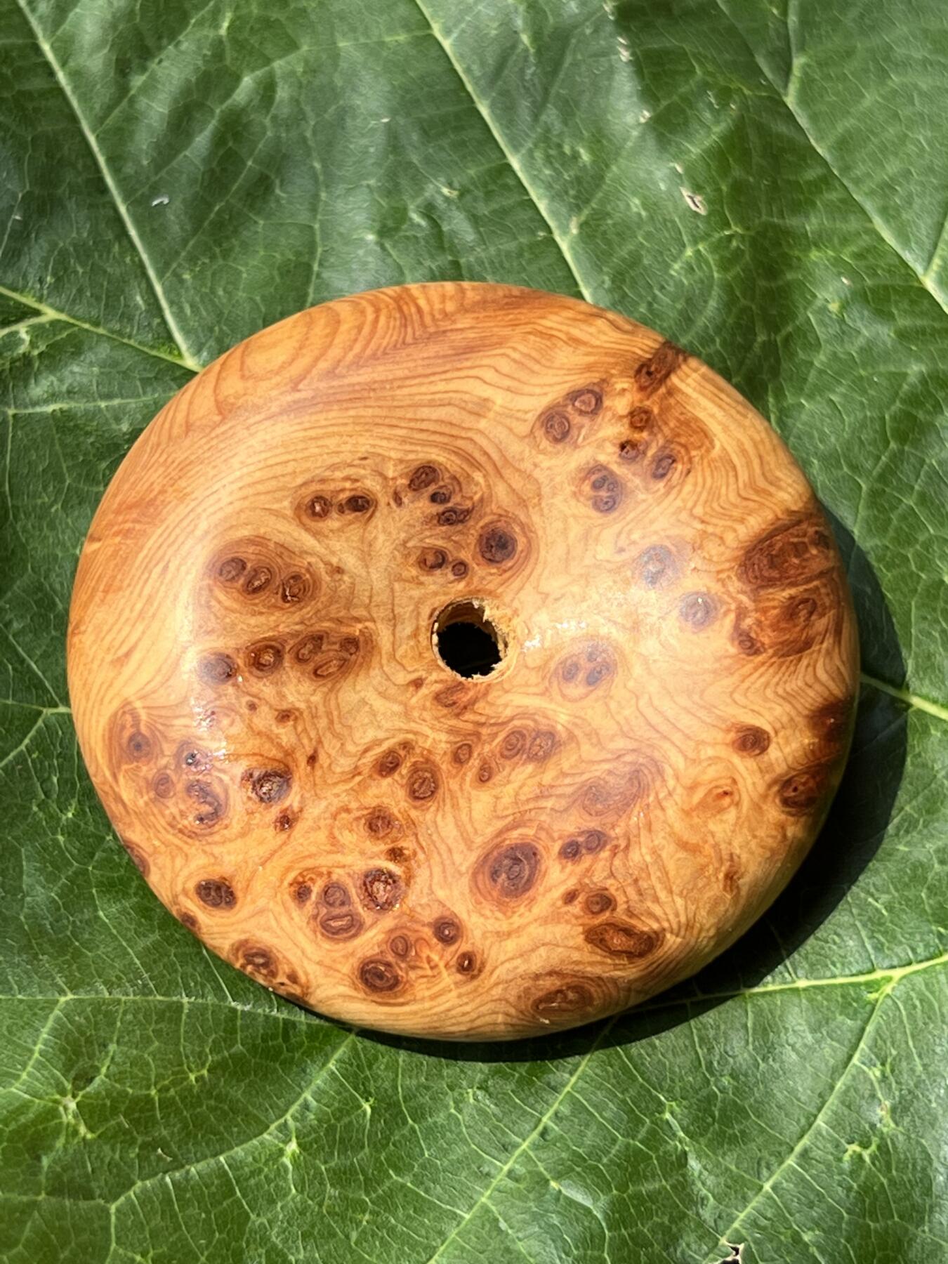 零元拍：崖柏满瘤花面包圈平安扣，尺寸直径5厘米，十年前的存货了，油性极大。