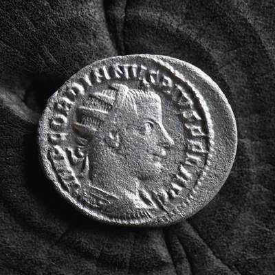 【良泉】第38期【直播场】9月18日晚19.30点开拍！ 组，西方古代钱币、丝路杂项专场  - 公元242-244年【古罗马】戈尔迪安三世，背戈尔迪安站像，手持长矛和球体，铭文SAECVLI FELICITAS（幸福的时代）安敦尼银币，3.94克