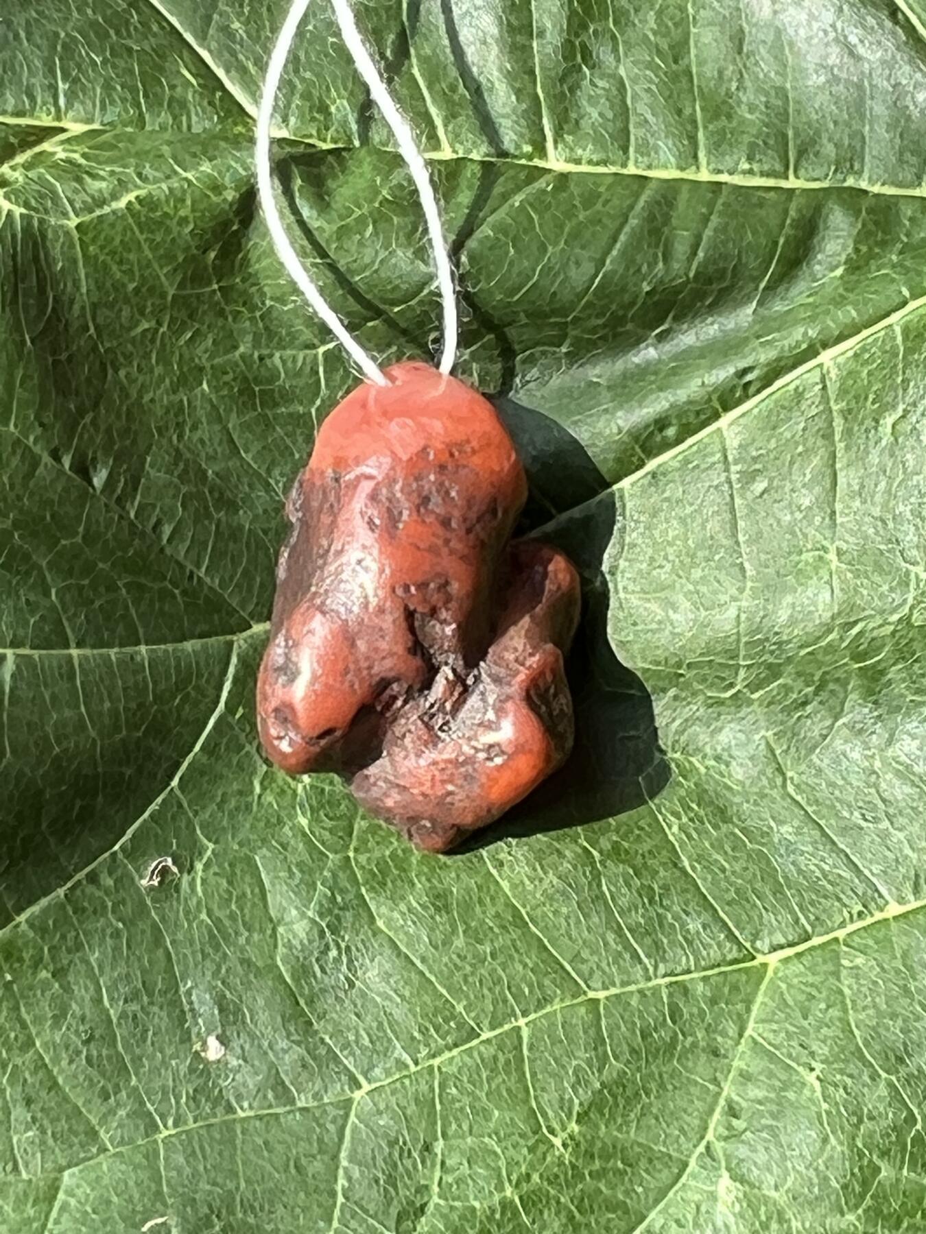 零元拍：自己打磨的一枚南红原石小吊坠，原生态，瓦西料。大概3.3克。