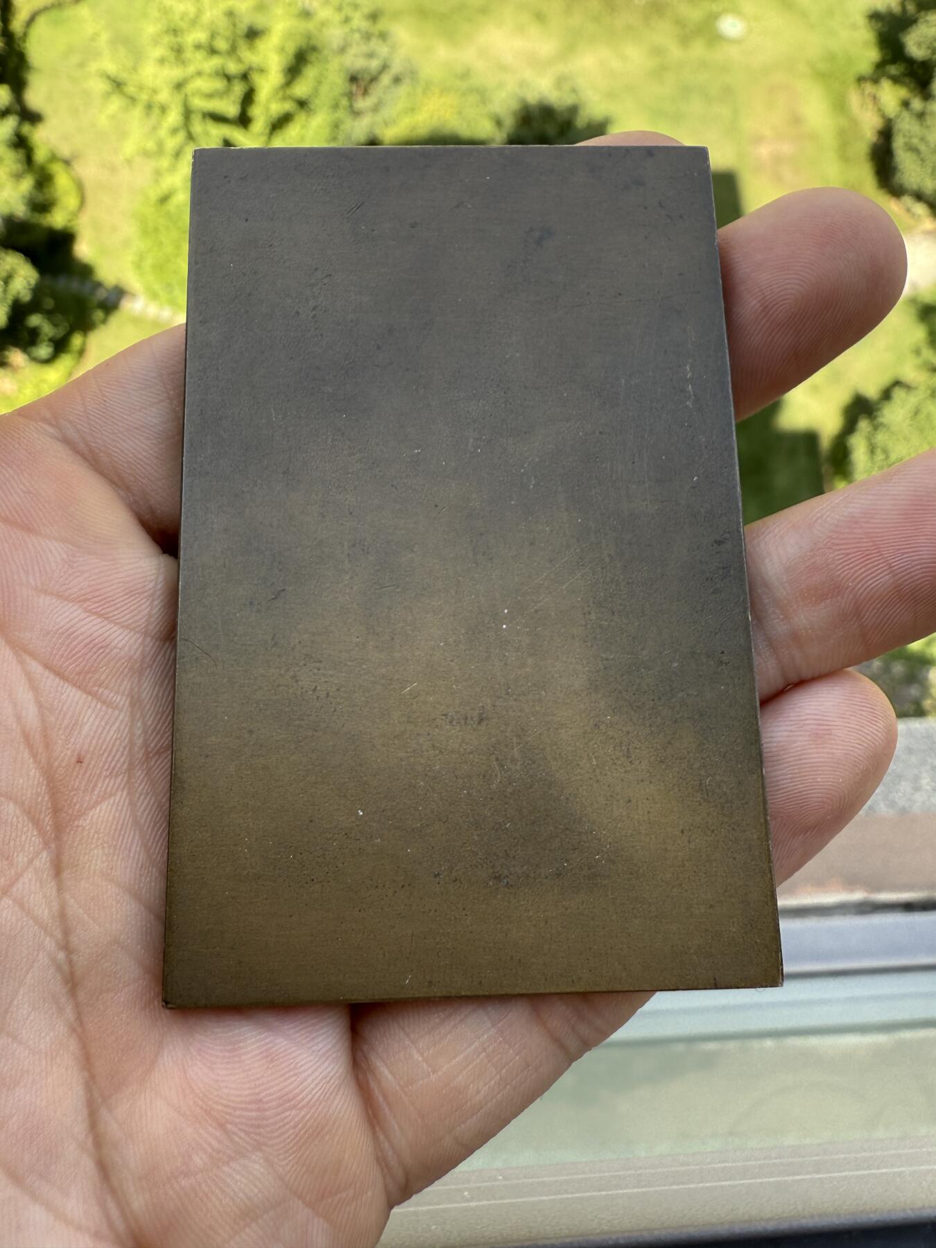 「木头集藏」章牌精品专场！ R. Bernard～一战纪念大铜章，尺寸：50×75mm，96g，边铭：丰饶角 BRONZE，巴黎造币厂铸造。 画面上头披长巾的年轻妇人低头而坐，低垂的左手臂被依偎她的小童双手抱住，右手抚着膝上的钢盔，这显然是她阵亡的丈夫的遗物，令她悲不自胜。但她还是要勇敢地面对和生活下去，毕竟她身边的孩子需要呵护照顾，是经历大战后的国家未来的希望。