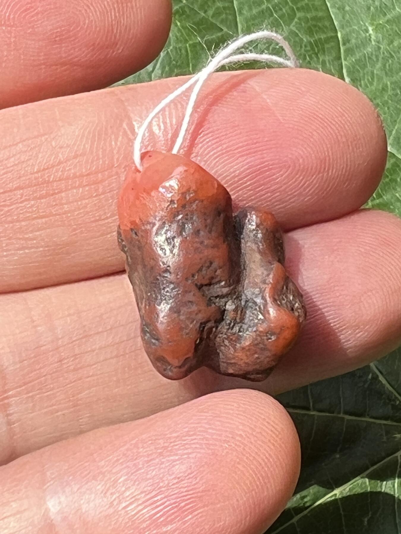 零元拍：自己打磨的一枚南红原石小吊坠，原生态，瓦西料。大概3.3克。