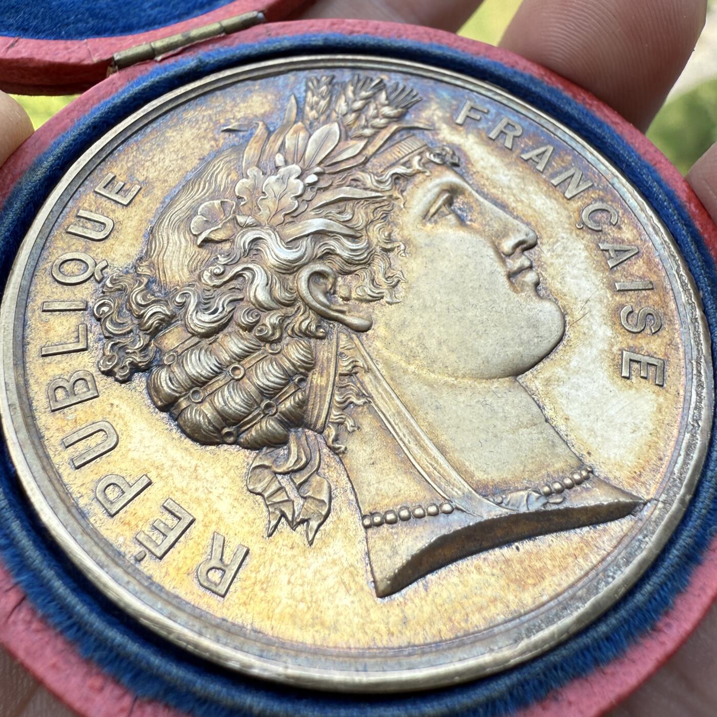 「木头集藏」章牌精品专场！ 1885年法国乌当市原盒镀金银章  直径：51mm，59g，边铭：丰饶角 ARGENT，非常罕见的一款玛丽安娜肖像银章，原盒正常使用。