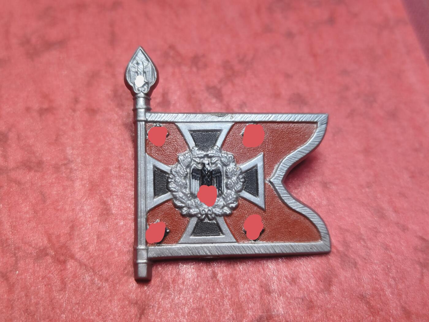 德三，绿色冰种旗子塑料小旗和红色兵种小旗品相都很好，勋章，奖章。徽章类