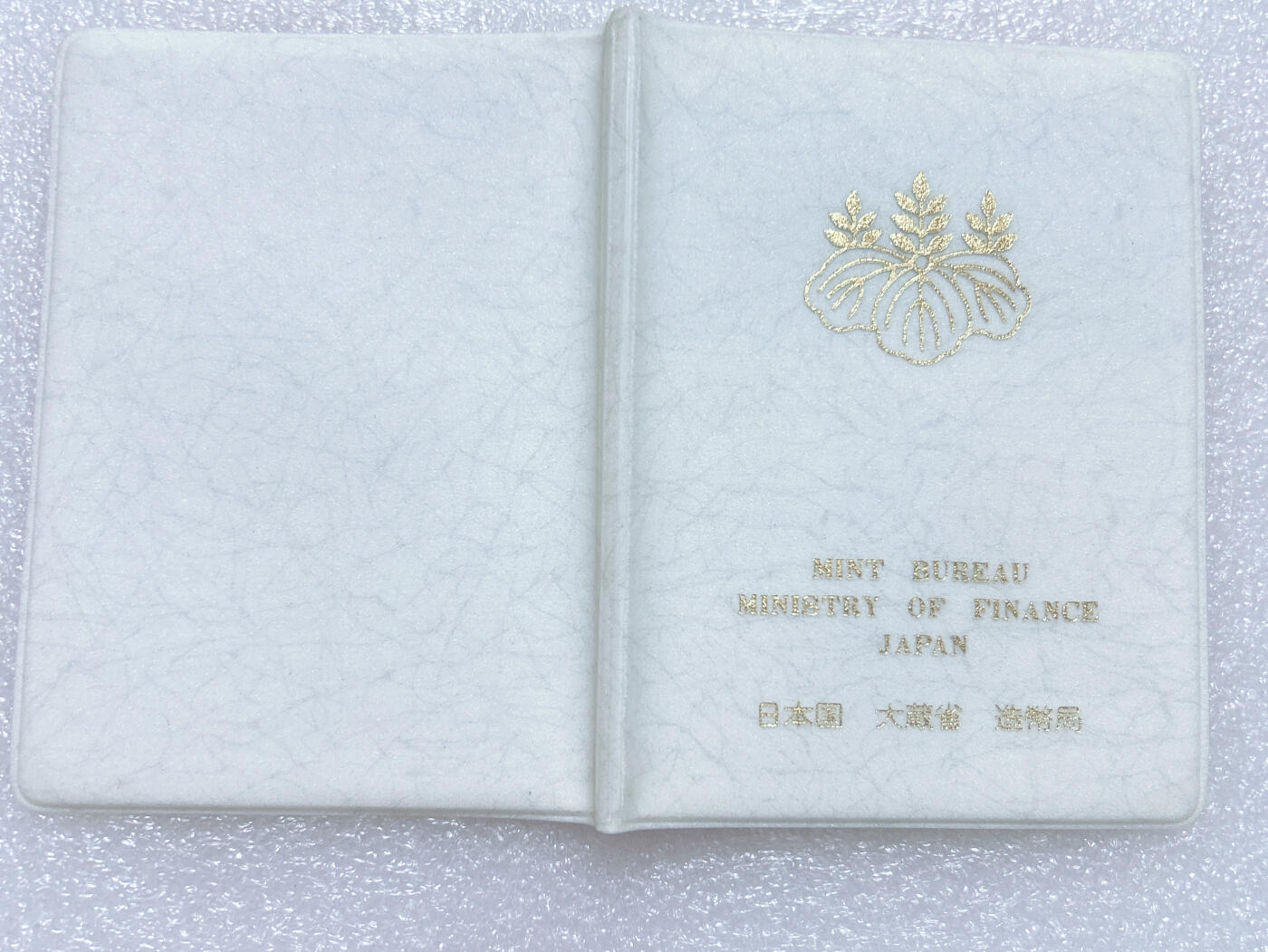 第一海外回流一元起拍收藏 散集专场  第239期 日本1976年官方装帧册 含龙年生肖纪念铜章