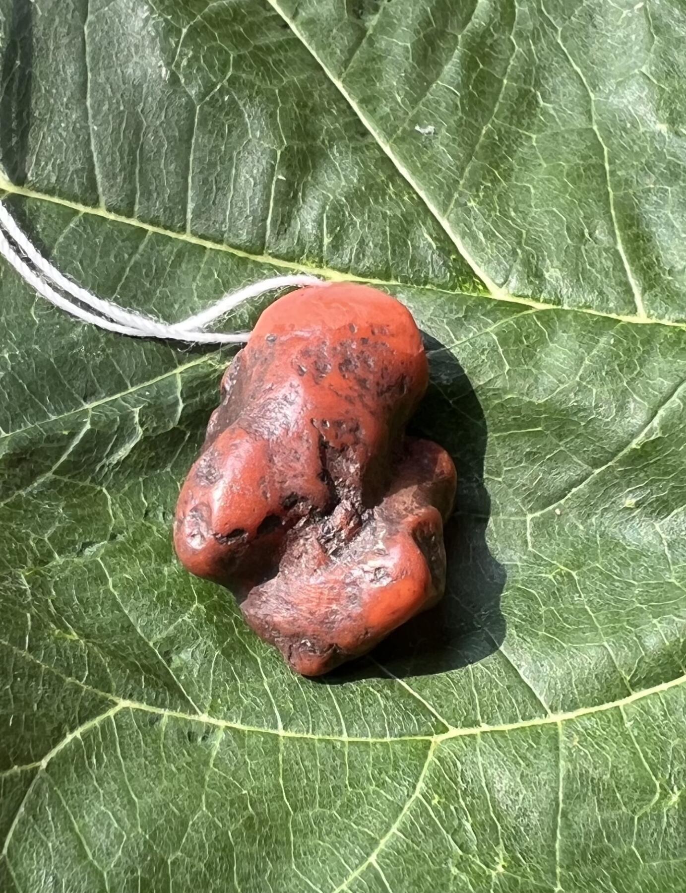 零元拍：自己打磨的一枚南红原石小吊坠，原生态，瓦西料。大概3.3克。