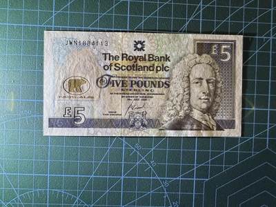 【炜奕收藏】，第四十二期 2005年苏格兰皇家银行5镑纪念钞，UNC品相，凹凸感强烈