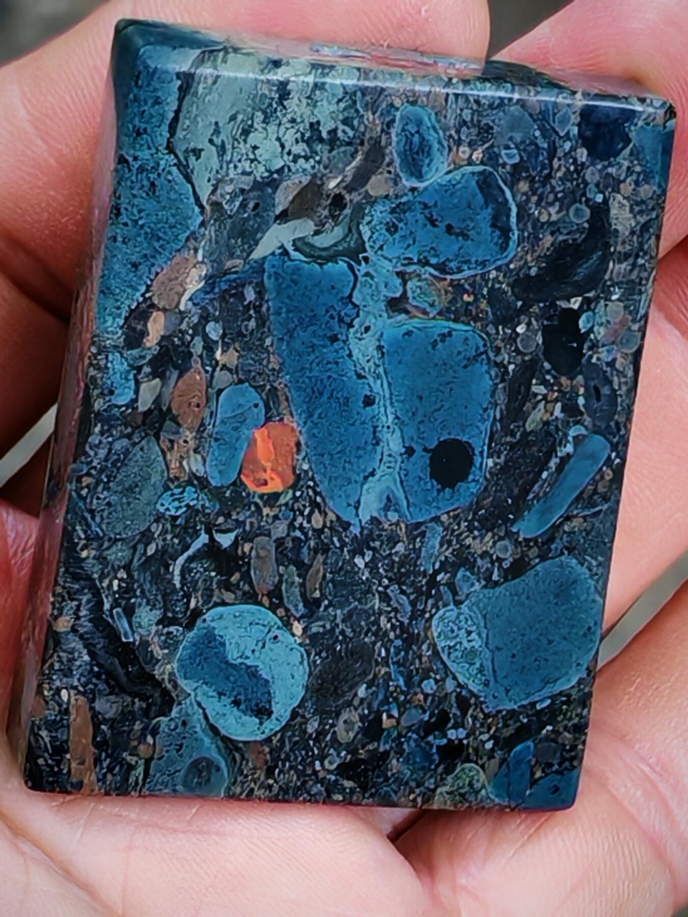 经典稀有画面石蓝莓星斑球粒角砾石无事牌(36022)尺寸52*40*12mm70克