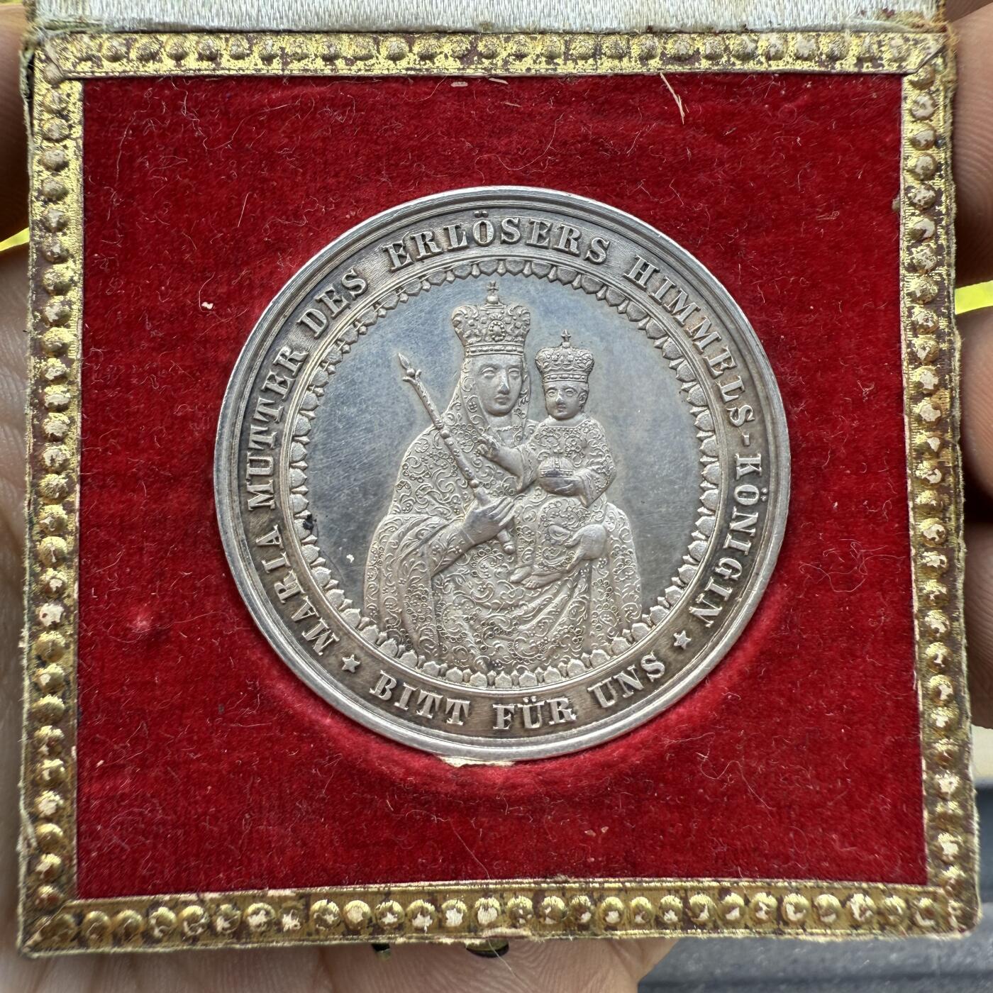 「木头集藏」章牌精品专场！ 圣母玛利亚宗教洗礼原盒银章，直径：34mm，11.5g，刻画细致，品相不错，原盒正常使用。