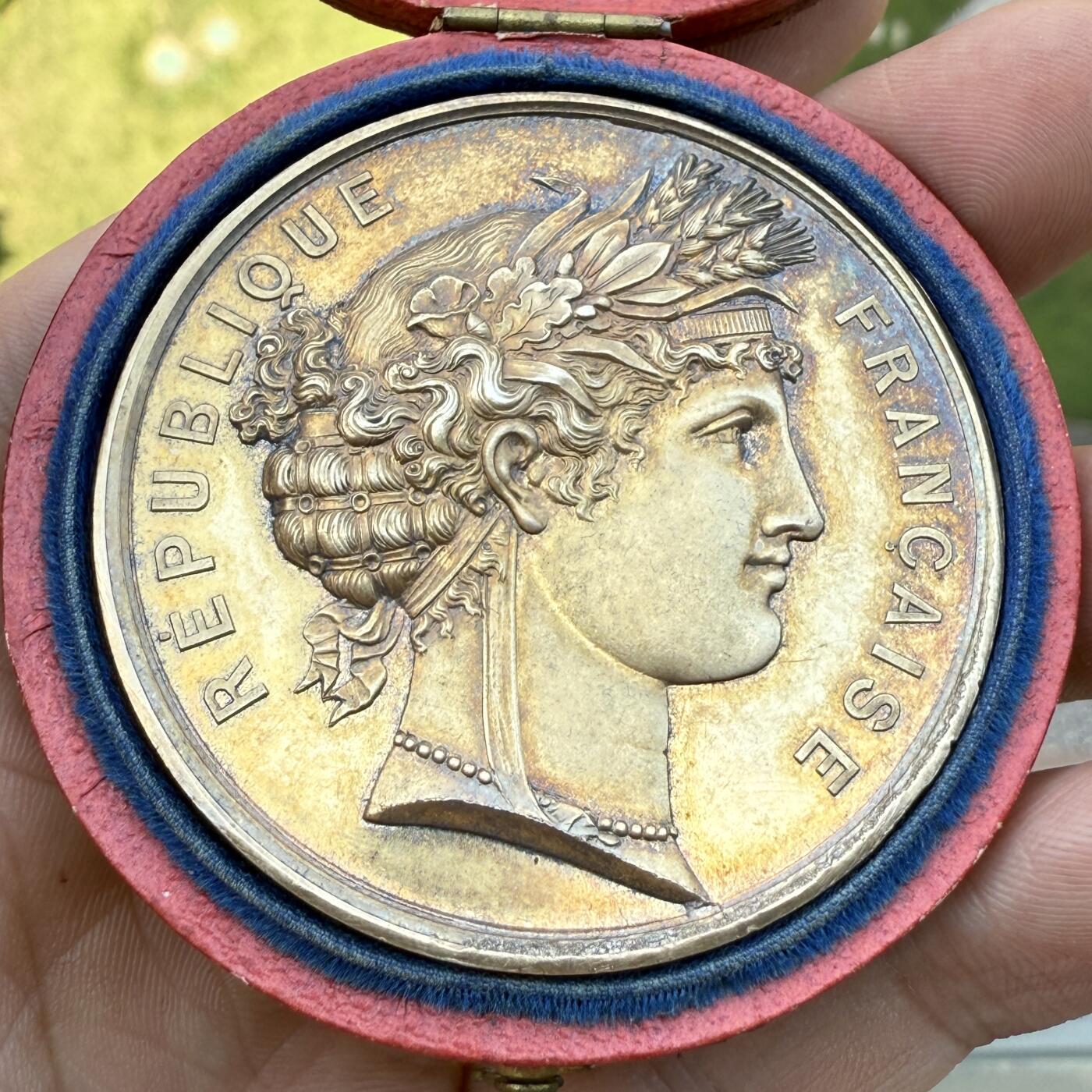 「木头集藏」章牌精品专场！ 1885年法国乌当市原盒镀金银章  直径：51mm，59g，边铭：丰饶角 ARGENT，非常罕见的一款玛丽安娜肖像银章，原盒正常使用。