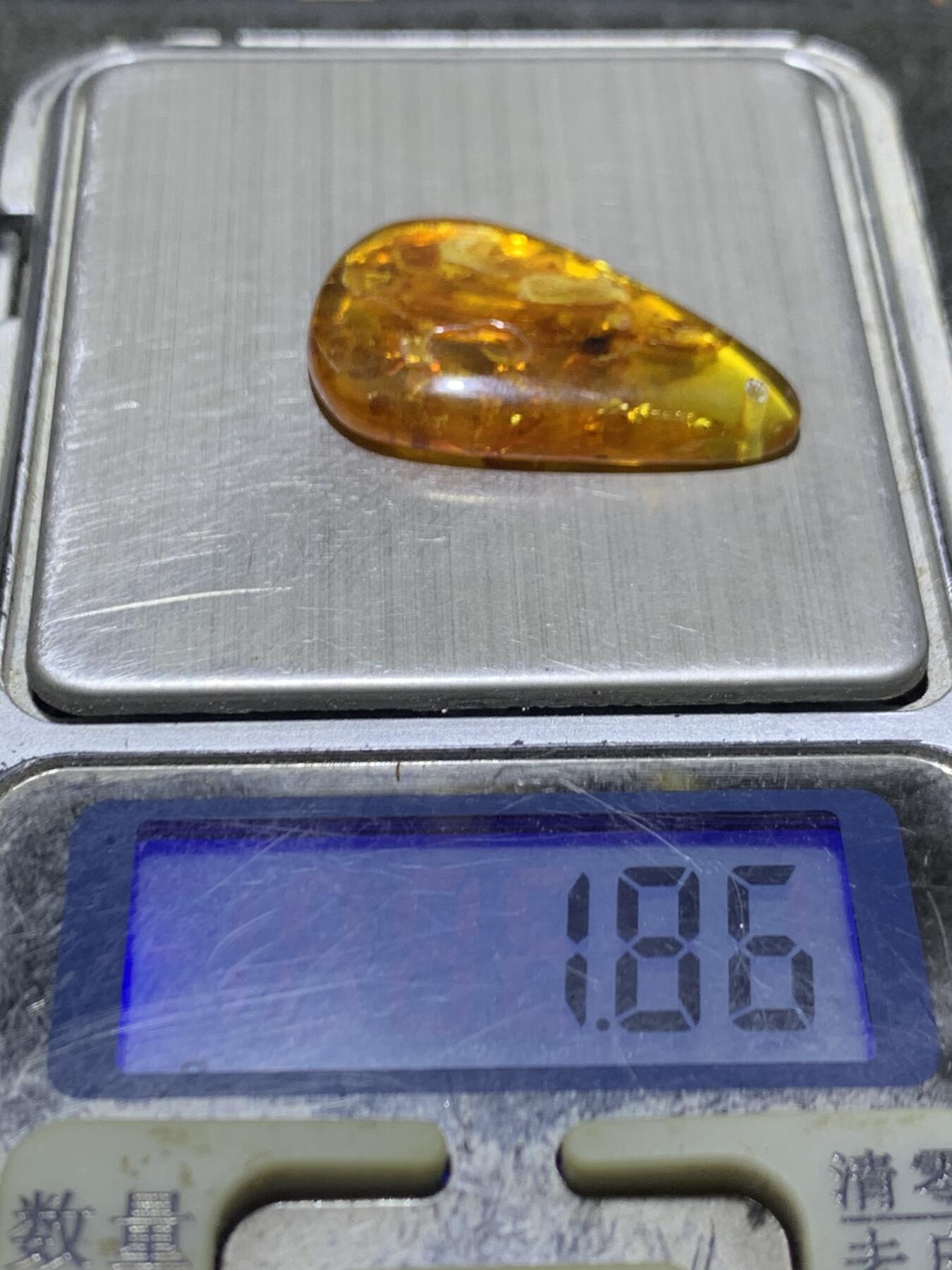 乌克兰花珀通货水滴形吊坠一个，