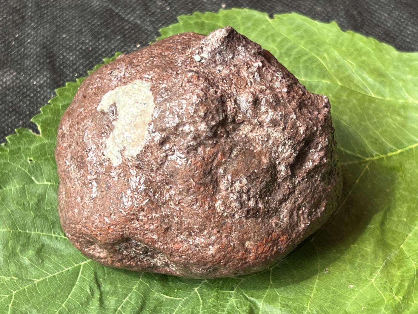 零元拍：南红玛瑙手把石，联合料。果冻飘花508克一斤多的大料，纯天然，独一无二的（天然原石不可避免有瑕疵，裂纹，介意勿拍）因为拍照环境以及光线的变化，颜色以实物为准。成品很美丽，原石亦魅力无穷。