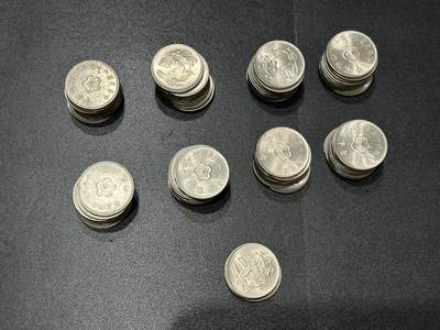 《外钞收藏家》第五百五十九期（靓号、稀少评级等品种丰富）（本平台长期征集拍品、欢迎藏友们联系合作） - 台湾省一元硬币 多个年份 共80几枚一起 大部分全新品相