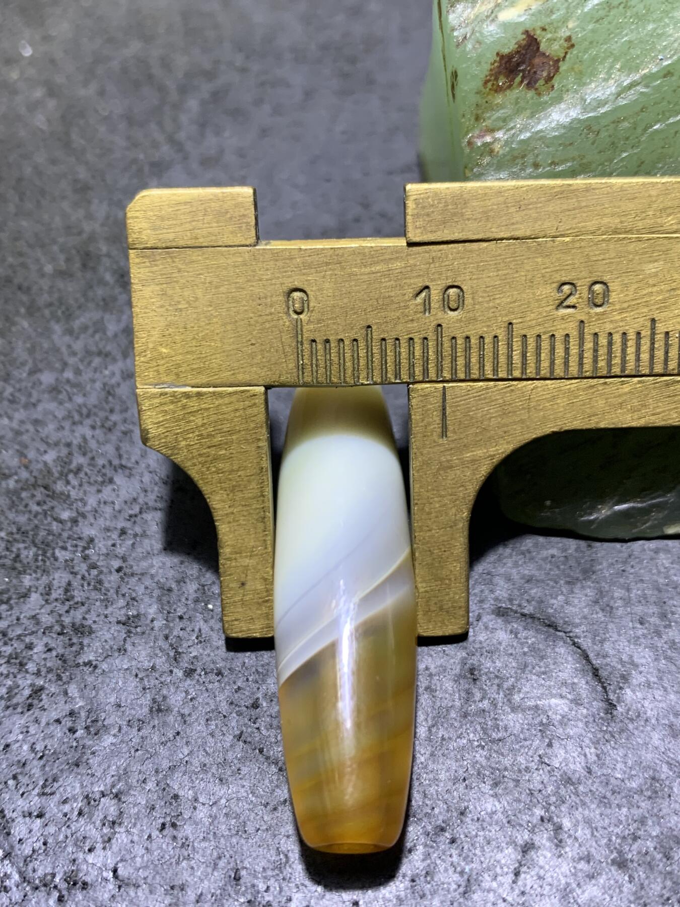 精美高玉化黄白双色缠丝玛瑙桶珠一颗，