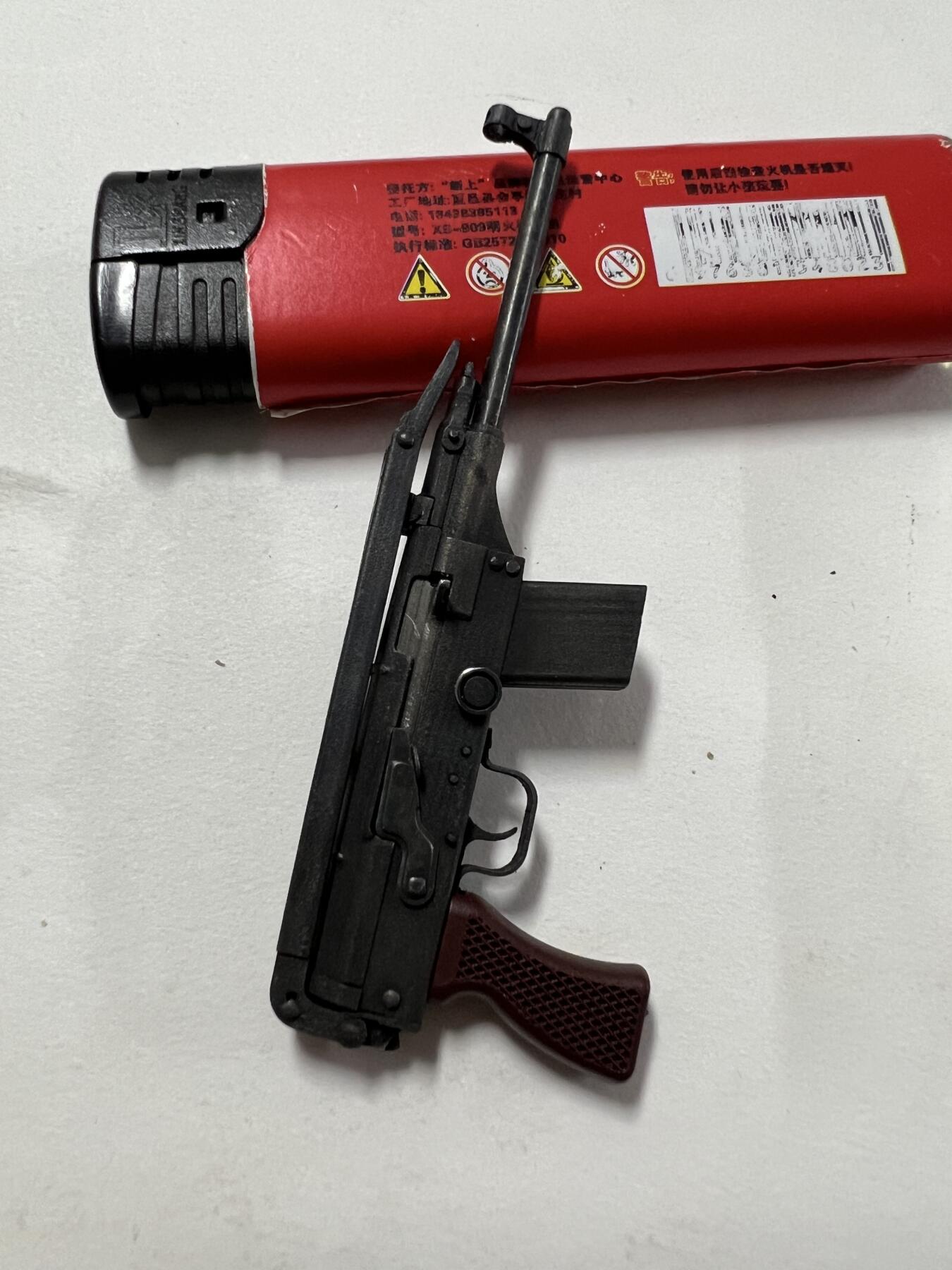 零元拍：H&G 1/6 79式模型，全金属，瑕疵描述：没有保险功能，其他都没有问题。