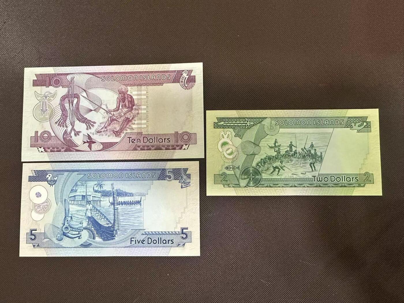 喜羊羊钱币收藏2025第9期(普品场) 所罗门群岛 全同号 3张小套 unc 1中间不是折，是安全线 。三张号，同为a1055741 