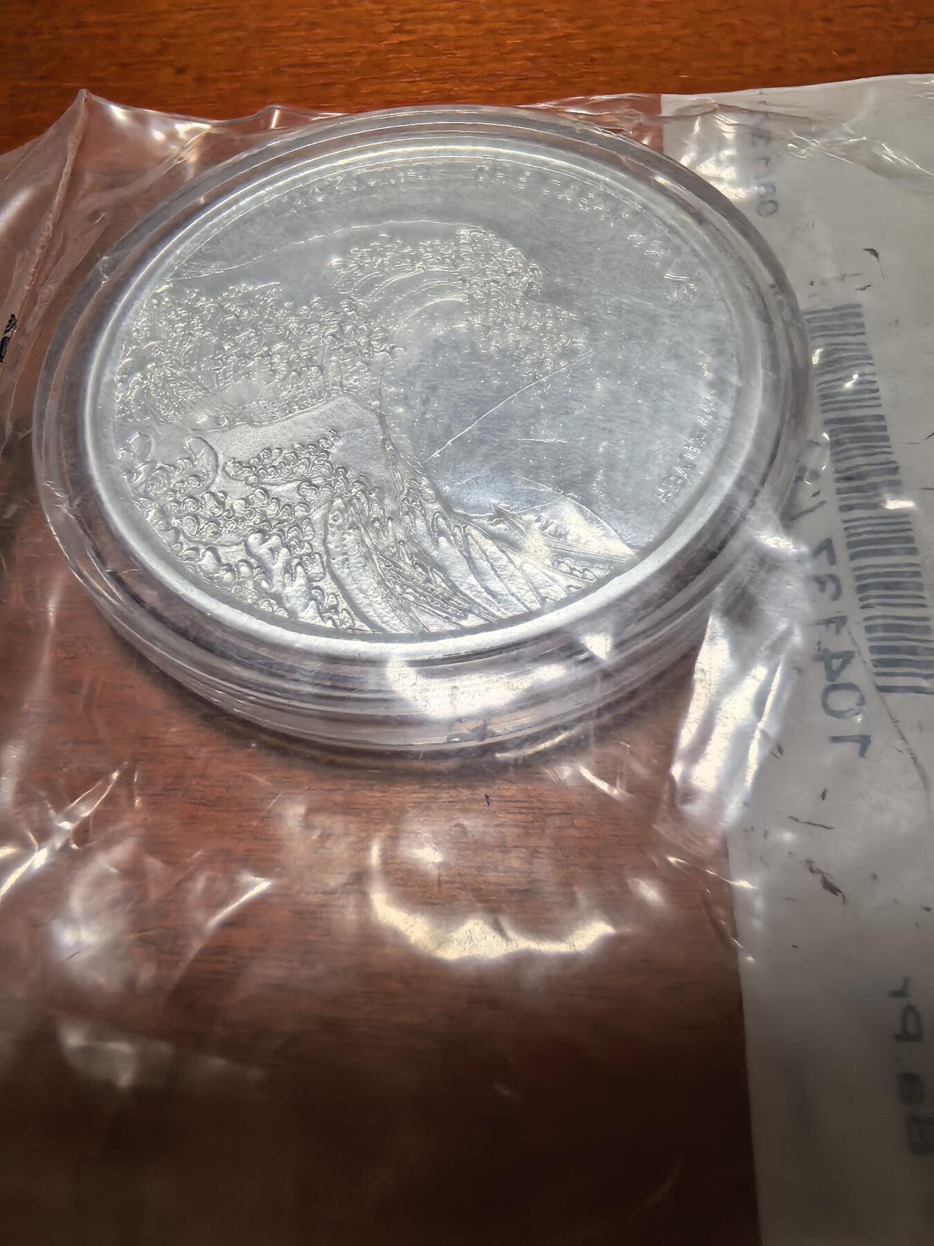 长老汇蛇年精选第四十场拍卖 2017斐济葛饰北斋的名画神奈川冲浪里1元类精制银币，1盎司999银，5万枚，原封装