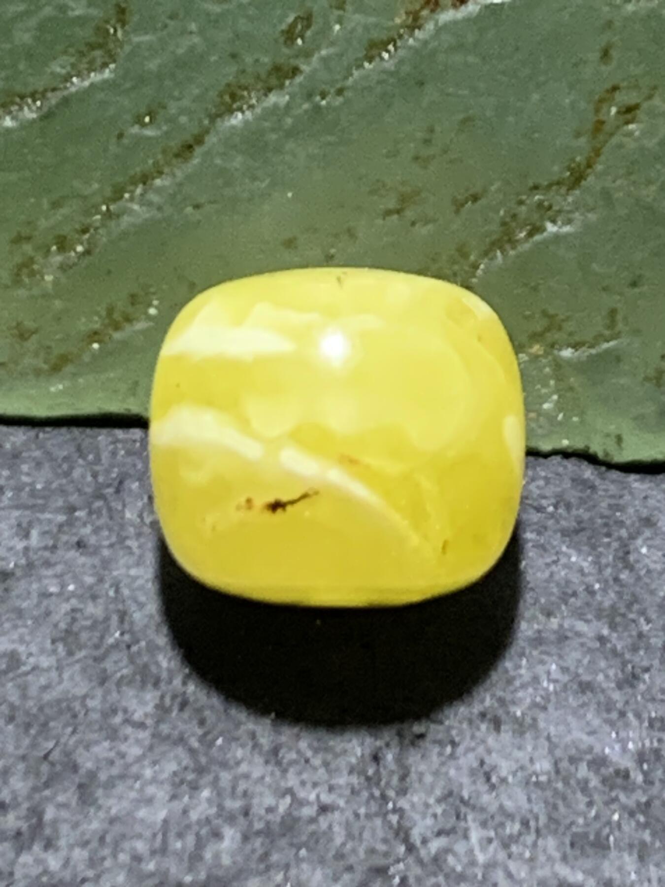 天然俄料原矿蜜蜡老形桶珠一颗，