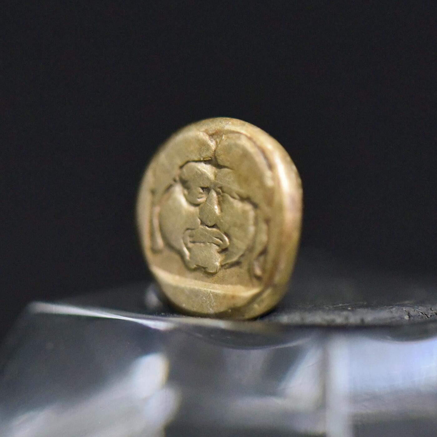 【良泉】第37期【直播场】9月4日晚19.30点开拍！ 160组，西方古代钱币、丝路金银铜件专场 公元前454-428/7年【古希腊】蕾丝岛，英雄阿克泰翁/美杜莎（戈尔贡）琥珀金 金币，适合做镶嵌，2.44克