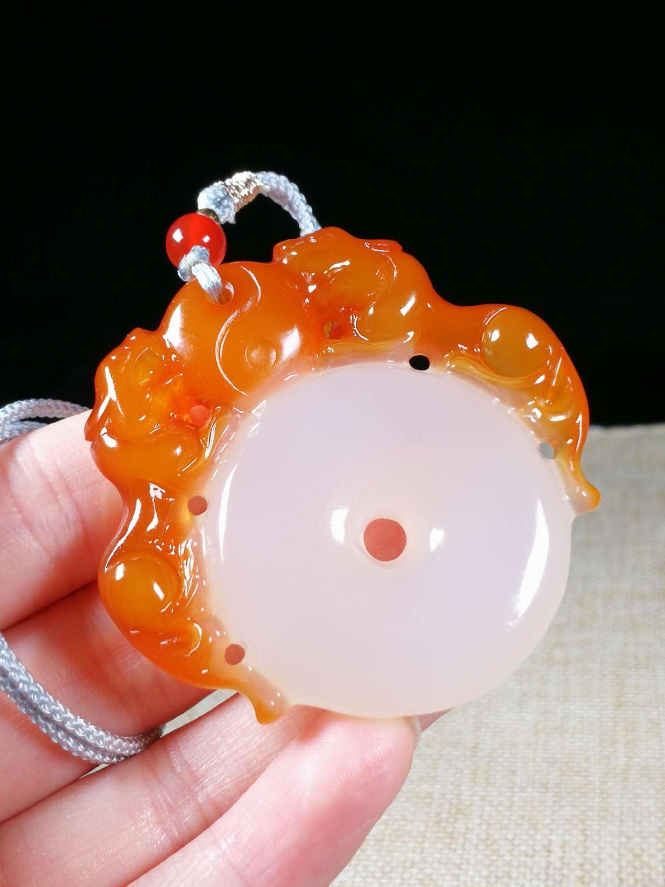 马料玛瑙俏色巧雕双貔貅平安扣(22069)尺寸53*51*10mm重量39g