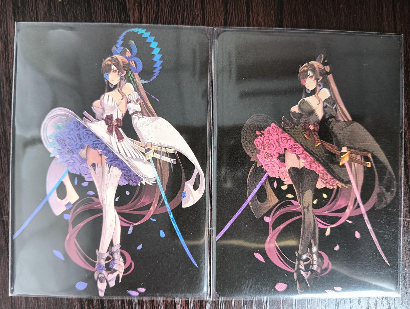 花开卡拍第35期（8月24号周日截拍，品控勿拍!!!拍品不寄存，运费5元，自制卡难免瑕疵，可能存在轻微撞角爆边等出厂瑕疵，品控介意勿拍！） 动漫美女卡牌 双刀战姬-双色玫瑰 折光彩闪