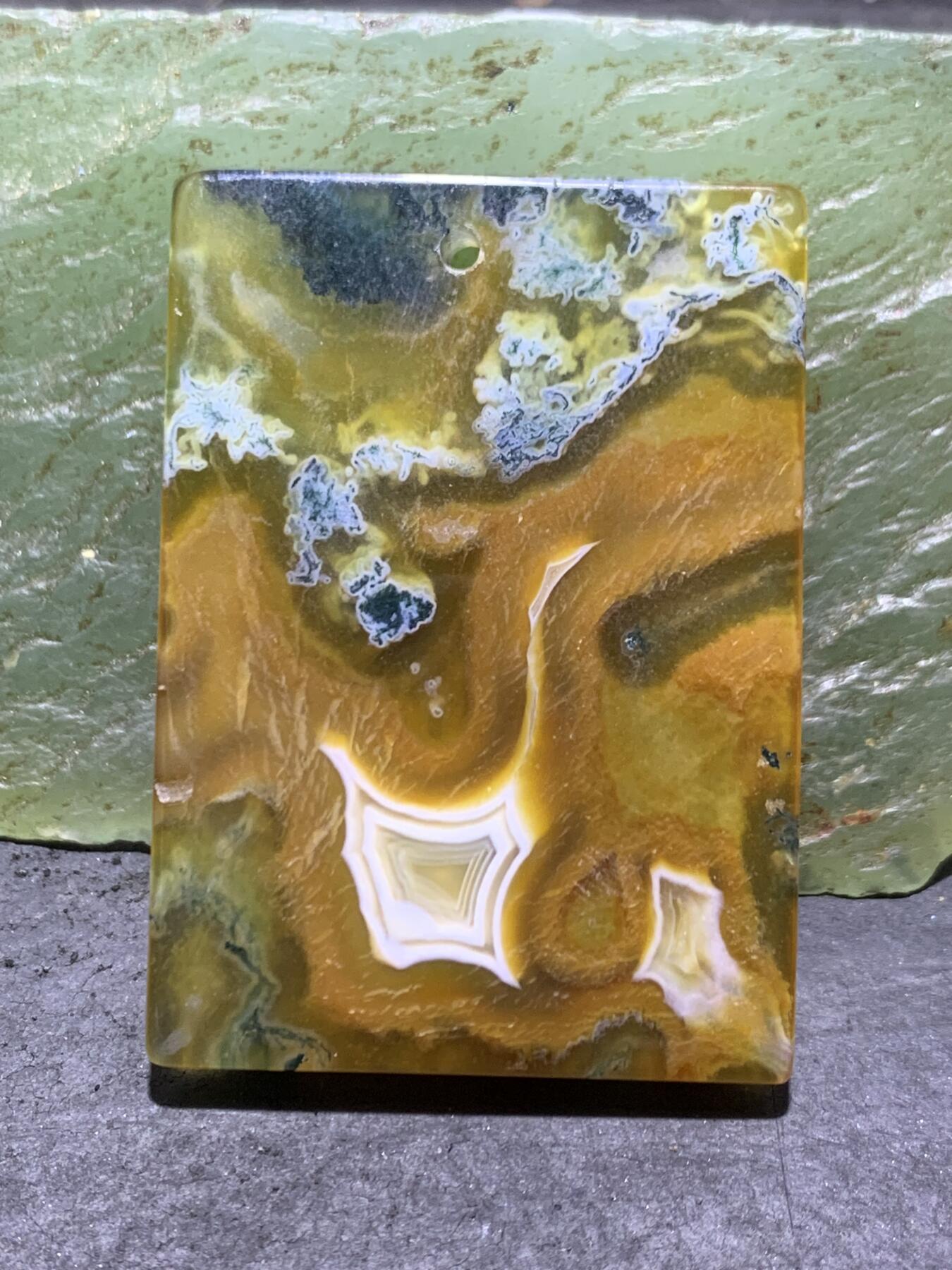 天然三色料水草玛瑙牌子一块，