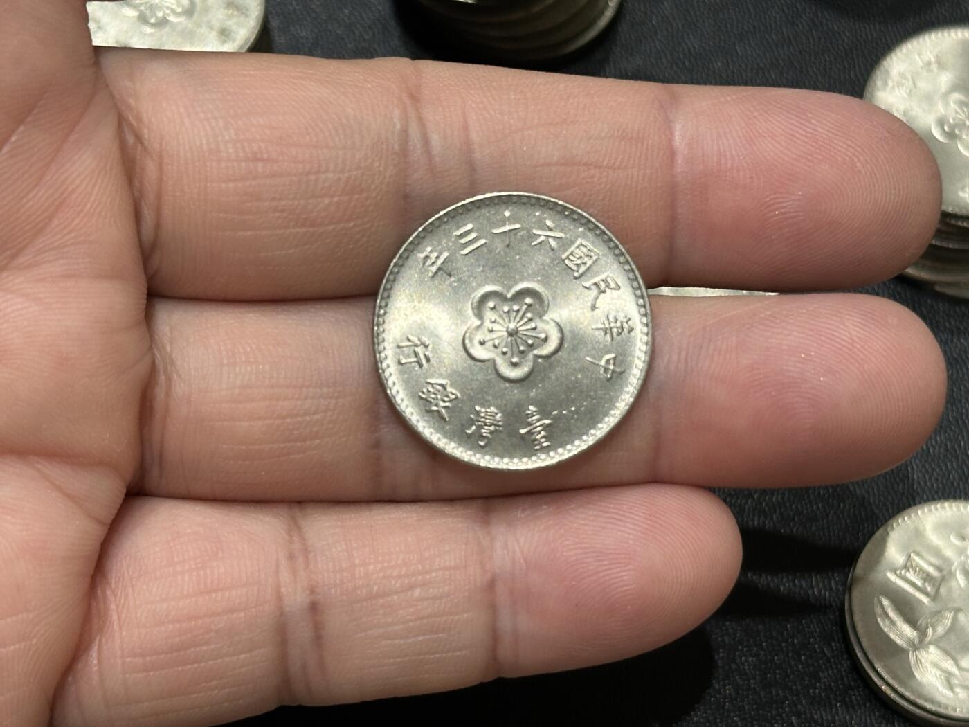 《外钞收藏家》第五百五十九期（靓号、稀少评级等品种丰富）（本平台长期征集拍品、欢迎藏友们联系合作） 台湾省一元硬币 多个年份 共80几枚一起 大部分全新品相