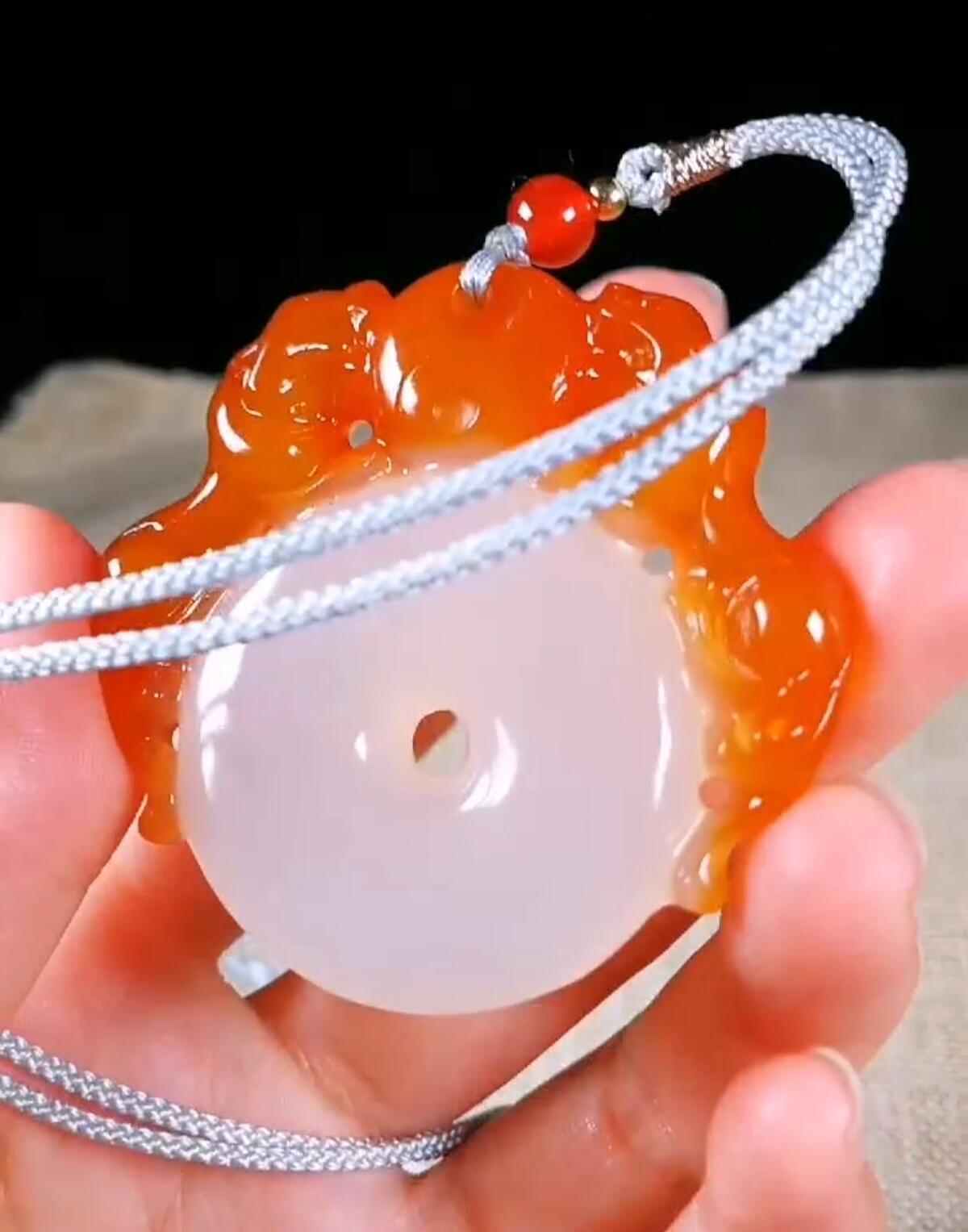 马料玛瑙俏色巧雕双貔貅平安扣(22069)尺寸53*51*10mm重量39g