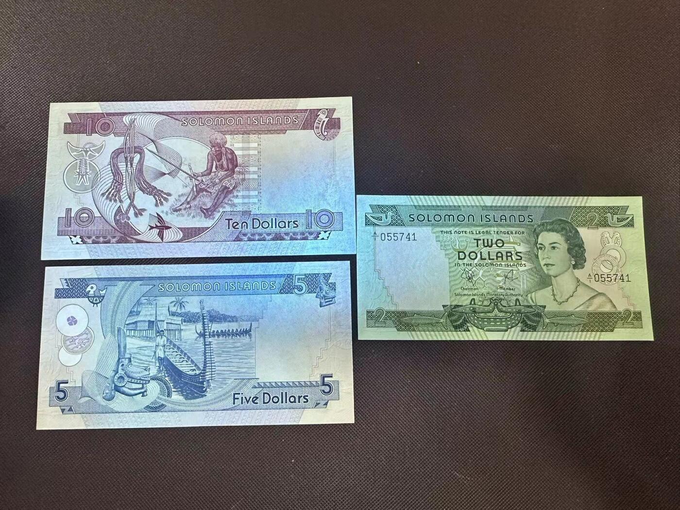喜羊羊钱币收藏2025第9期(普品场) 所罗门群岛 全同号 3张小套 unc 1中间不是折，是安全线 。三张号，同为a1055741 