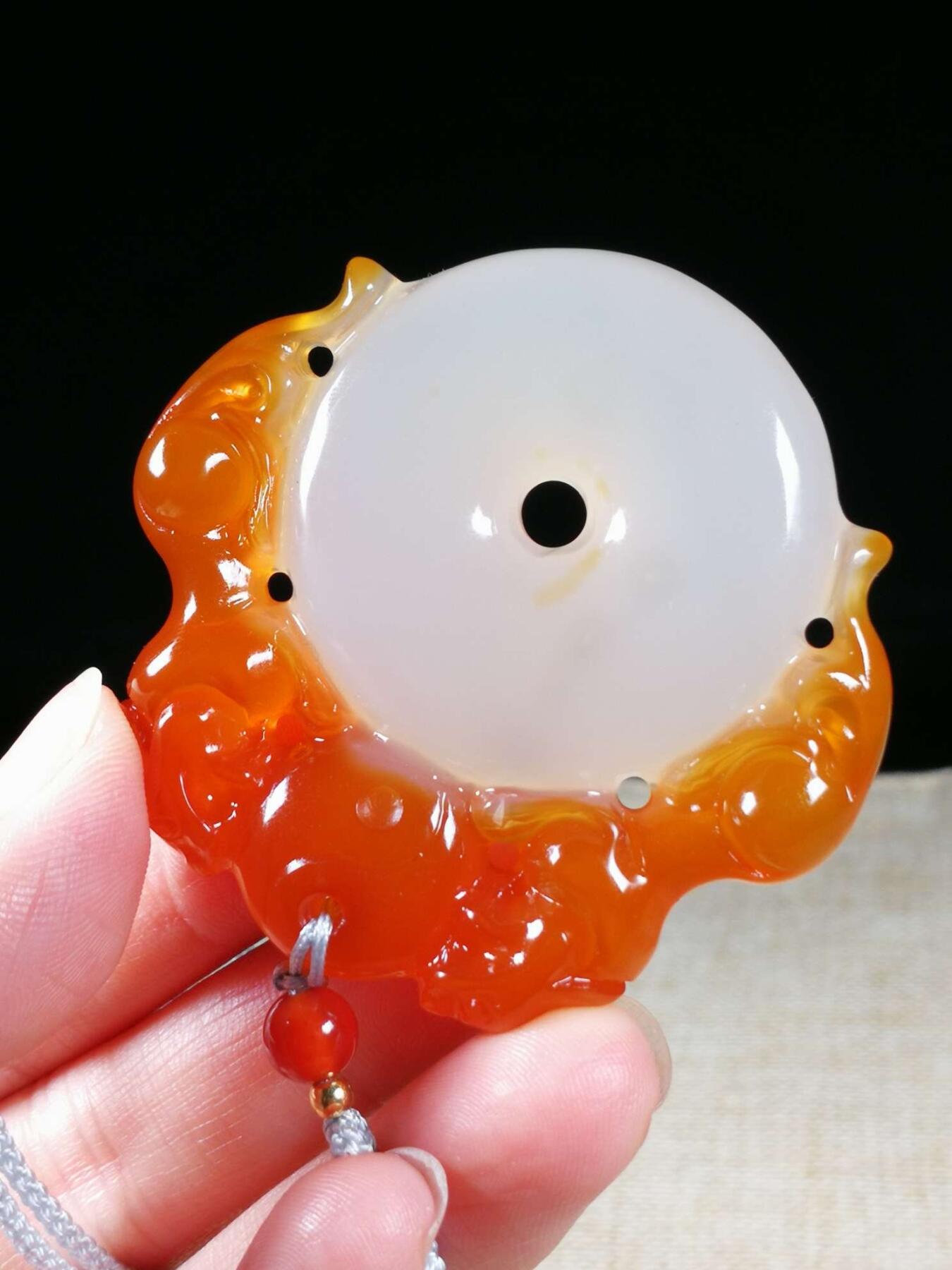 马料玛瑙俏色巧雕双貔貅平安扣(22069)尺寸53*51*10mm重量39g