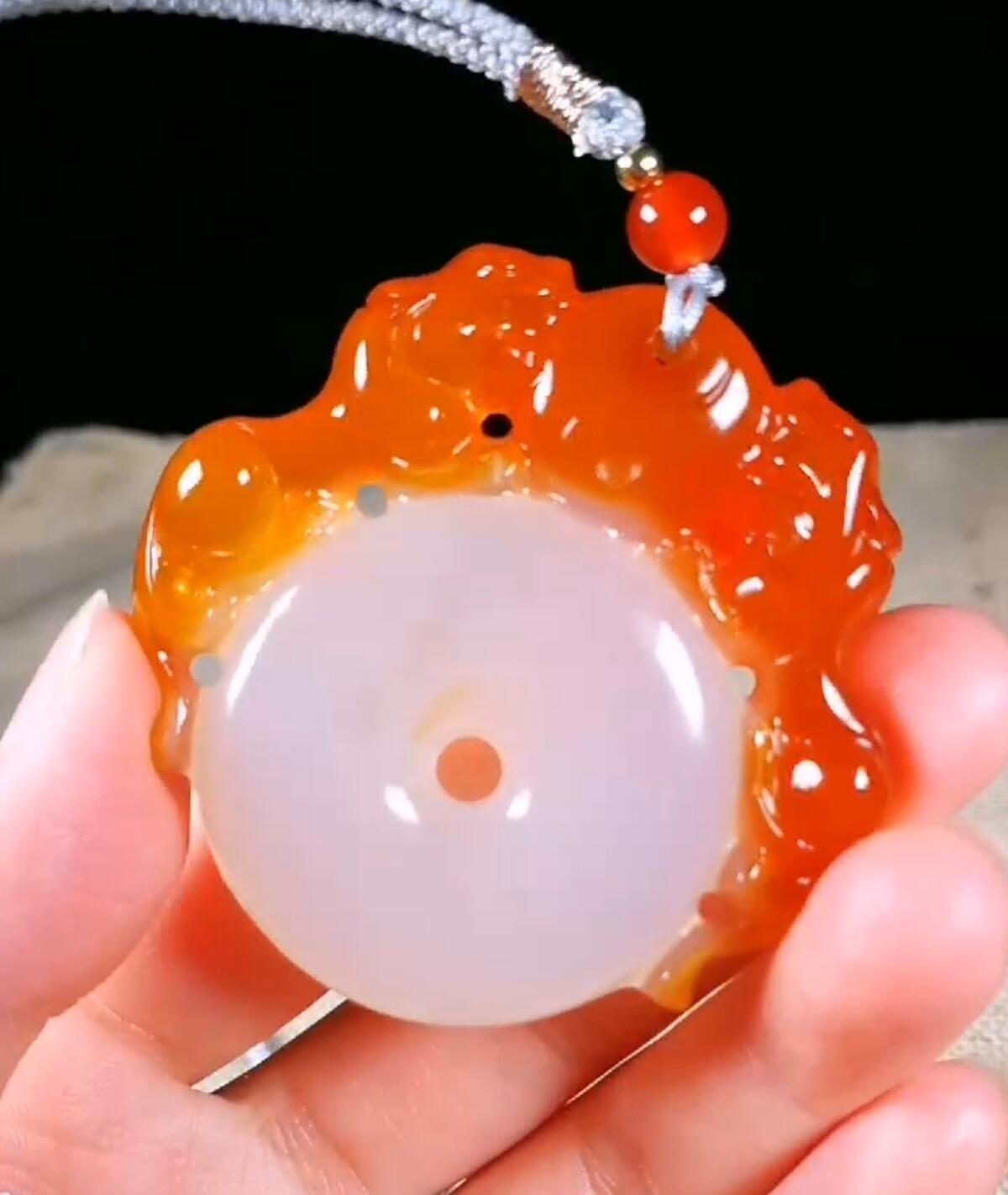 马料玛瑙俏色巧雕双貔貅平安扣(22069)尺寸53*51*10mm重量39g