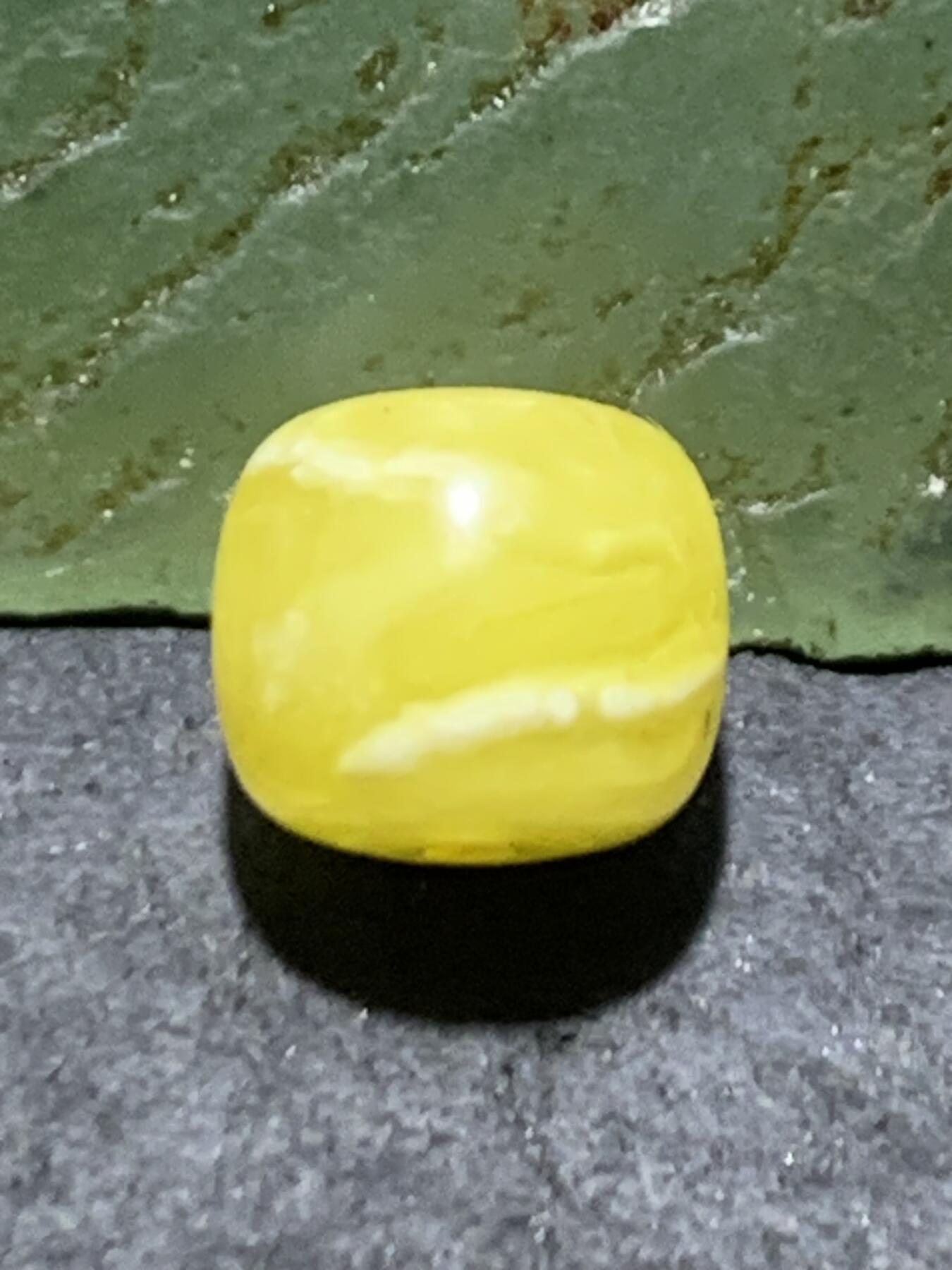 天然俄料原矿蜜蜡老形桶珠一颗，