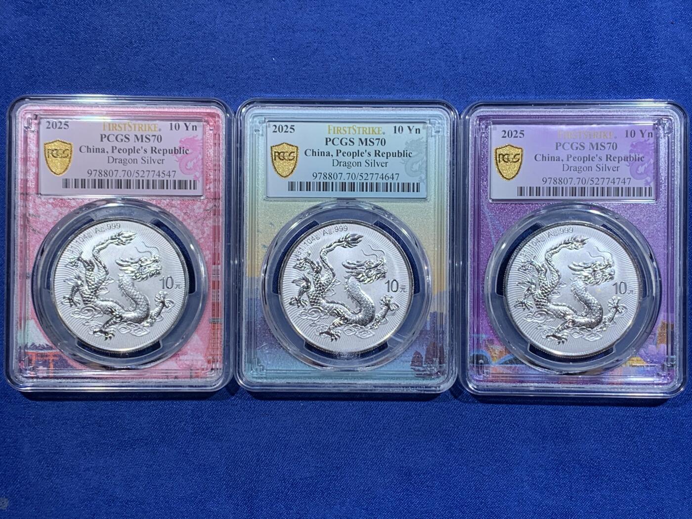 《竞宝斋》第411场 周日，周一，周二，3场连拍 （全场包邮） 三枚一组 PCGS MS70 2025中国龙银币 FS初铸版 海外首发城市新加坡，东京，香港特别标签。限量发行3000套，带初铸标且3枚都满分的不到一半。香港和东京的两枚背面支撑架有磕，细节见图。