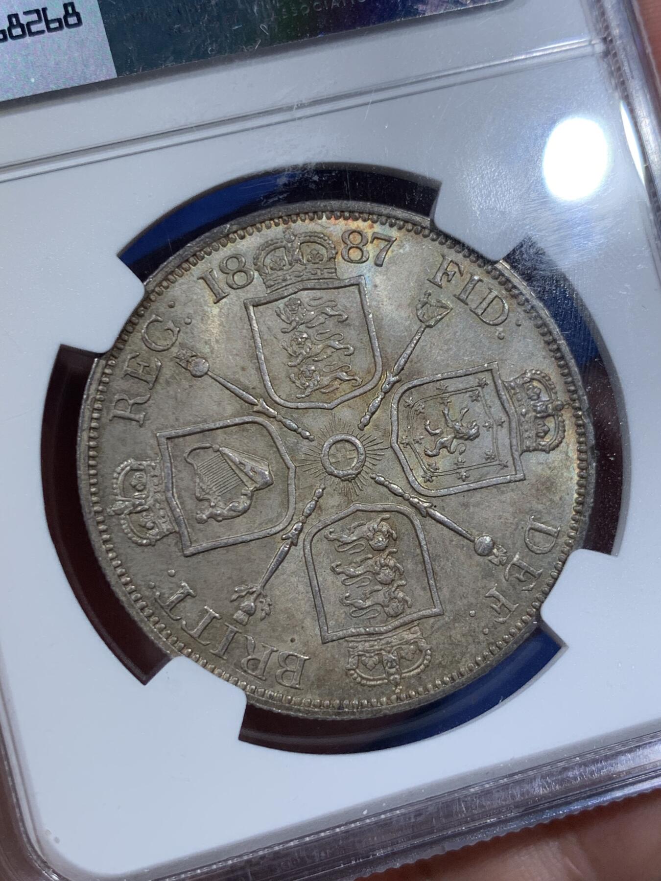 《竞宝斋》第411场 周日，周一，周二，3场连拍 （全场包邮） NGC MS63 英国1887年维多利亚高冠双弗洛林4S银币 双面丝绸底板 包浆一样漂亮 罗马1版本