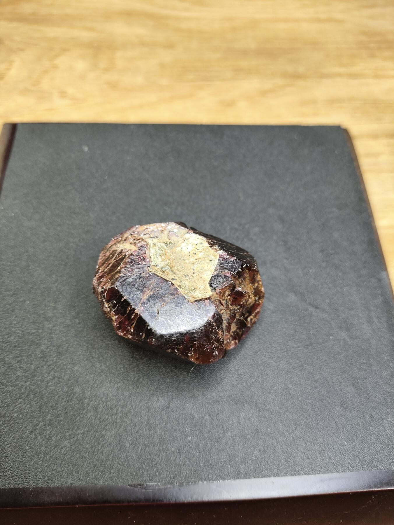 新时代收藏徽章红藏拍卖(第二十四场)  限时回归徽章杂项大合集拍场 宝石矿物标本 石榴石手电打上去很通透 60多克挺重的
