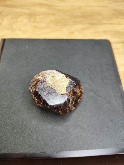 新时代收藏徽章红藏拍卖(第二十四场)  限时回归徽章杂项大合集拍场 宝石矿物标本 石榴石手电打上去很通透 60多克挺重的